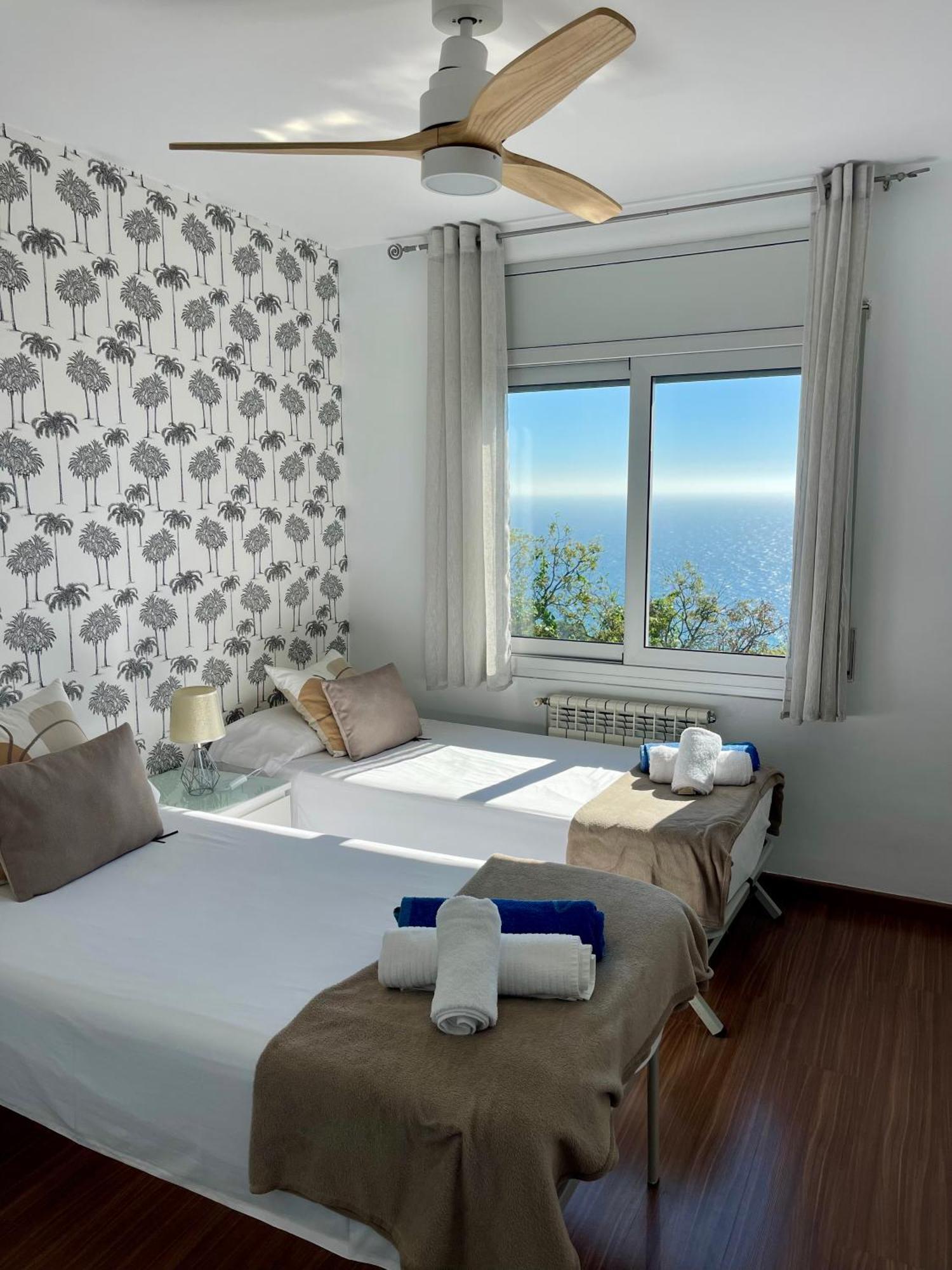 Seahomes Vacations, La Casa Blue Mediterranean Lifestyle Бланес Екстер'єр фото